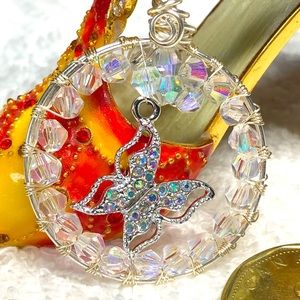 🦋⭐️stunning aurora borealis butterfly pendant